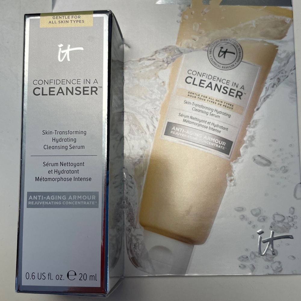 IT Cosmetics Confidence in a Cleanser - Silver and Cream Packaging